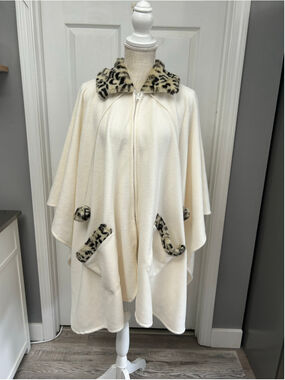Womans Le Moda leopard and cream winter poncho one size